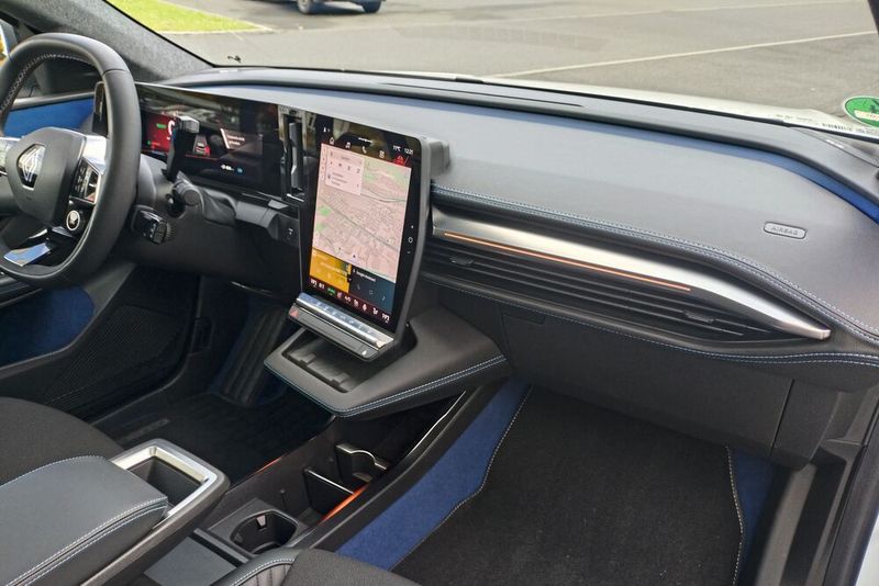 4. Zu viele Hebel am Lenkstock: Renault hält an der Radiobedienung hinter dem Lenkrad fest. Bei den elektrischen Modell kommt nun noch ein weiterer Lenkstockhebel für das Getriebe hinzu. (Bild: Sven Prawitz/Vogel Communications Group)