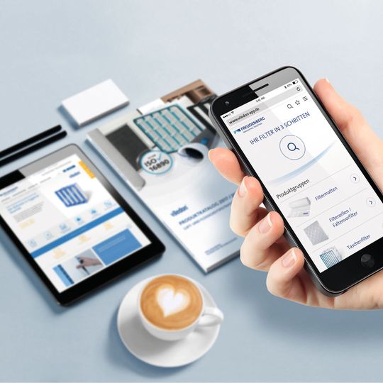 Freudenberg Filtration Technologies bietet erstmals den mobilen Zugriff auf sein komplettes Produkt- und Serviceangebot für die Luftfiltration.(Bild:  Vitalliy)