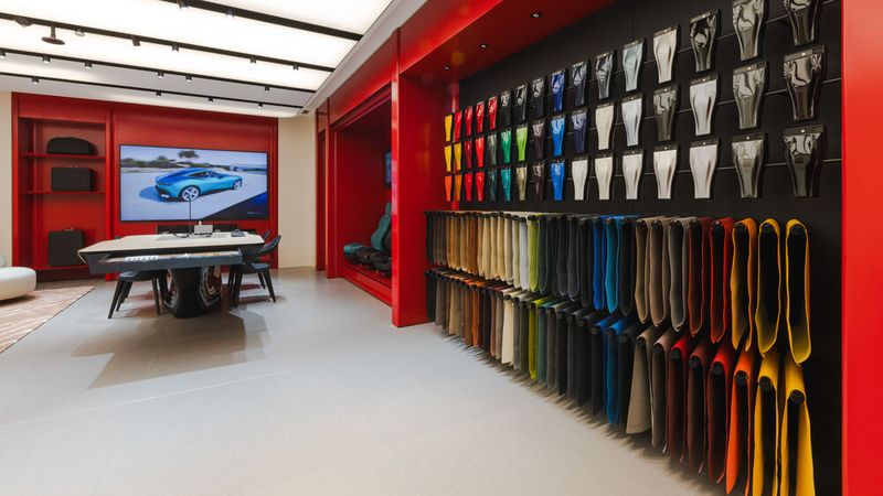Neubau von Auto Kessel Zug AG in Sihlbrugg (Schweiz): alle Elemente der neuen Corporate Identity von Ferrari erstmals an einem Ort. (Bild: Nicola Fornaciari/SGP)