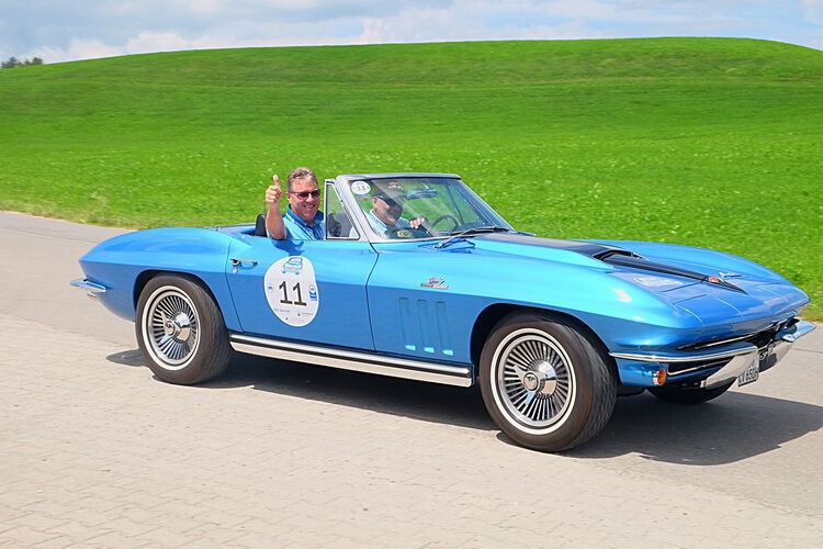 Geschafft: Stefan Brandl und Rudolf Angerer in einer weiteren Corvette, Baujahr 1965.  (Holger Zietz)
