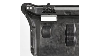 In sogenannten Schlechtwegeländern können Fahrzeughalter jetzt entspannter auf das Gaspedal treten. Denn Lanxess hat aus Tepex einen Unterbodenschutz entwickelt, der gegen Steinschlag & Co. resistent und auch noch besonders leicht ist, wie das Unternehmen berichtet. (Lanxess)