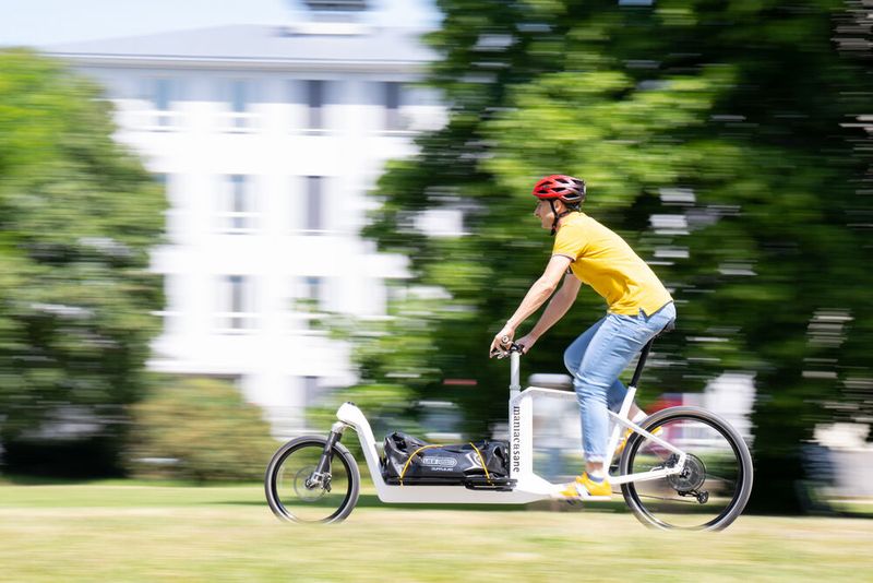 Der Hype um Lastenräder bringt Hersteller auf neue Ideen ihre Produkte zu emotionalisieren. Leichtbaukonstruktionen der Maniac & Sane halbieren nahezu das Gesamtwicht des Lastenrades gegenüber dem Marktangebot. (Bild: Evonik Industries AG)