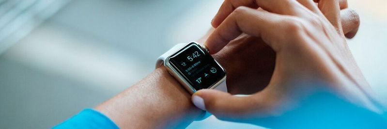 Fitnesstracker und Smart Watches sammeln alle möglichen Daten - nun wird an einer Möglichkeit geforscht, wie Menschen selbstbestimmt mit ihren Daten umgehen können.(Bild:  gemeinfrei /  Pixabay)