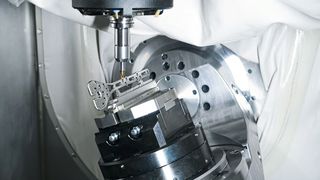 Präzisionsbearbeitung einer Knochenplatte aus Titan – Beispiel für das erweiterte Anwendungsspektrum in der Medizintechnik mit der Micro5 XL. (Bild: Chiron Group)