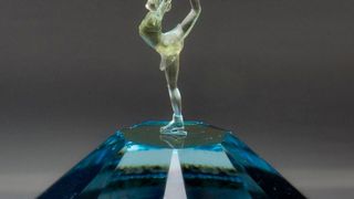 Die nur drei Millimeter große Eistänzerin wurde auf die Spitze eines Kristalls gedruckt. (Nanoscribe)