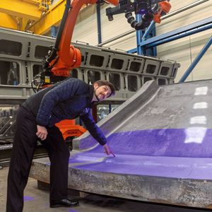 Dr. Geier erläutert die Funktionsweise des Sensors an einem Mühlensegment.(Bild:  Thomas Lammertz / Siempelkamp Giesserei)