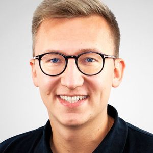 Maximilian Mappes, brake designer at Ringspann: “By adding DA disc brakes to our product portfolio, we are responding to the trend of more and more plant manufacturers and operators replacing their pneumatic or hydraulic braking systems with electromagnetic alternatives.”(Image: Ring Tension)