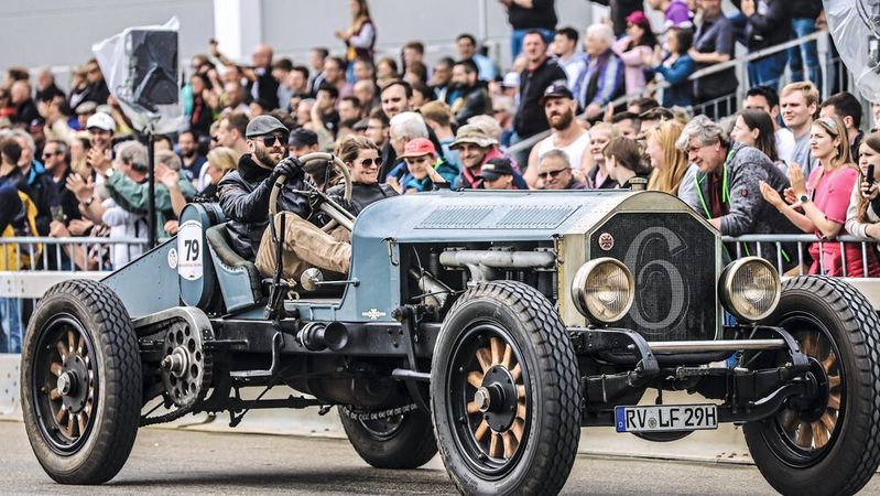 Anders als andere Oldtimermessen: Die Klassikwelt Bodensee begeistert nicht nur Fans automobiler Klassiker, sondern auch die Liebhaber historischer Boote und Flugzeuge. Und sie präsentiert diese live in Aktion.(Bild:  Klassikwelt Bodensee)
