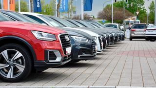 Die gestiegenen Zinsen können für Händler zur hohen Belastung werden – zum Beispiel bei der Zwischenfinanzierung von Bestandsware. (Bild: Simon – »kfz-betrieb«)