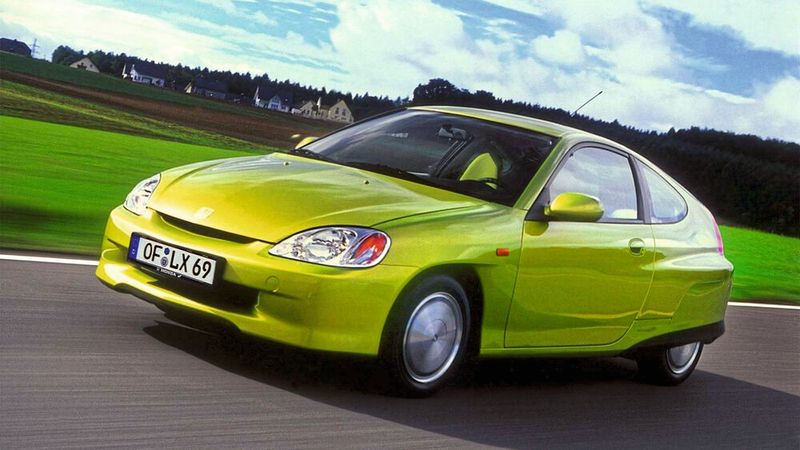 Als erstes Honda-Hybridmodell geht das Coupé Insight 1999 in Serie. Der Verbrauch wurde mit 3,4 l Superbenzin pro 100 km angegeben (CO2-Emission: 80 g/km). Von den circa 12.000 bis 2006 produzierten Einheiten wurden im Jahr 2000 circa 100 Fahrzeuge an deutsche Händler für Präsentationszwecke ausgeliefert. Offiziell wurde dieses Niedrigenergiefahrzeug nicht auf dem deutschen Markt angeboten. (Bild: Honda)