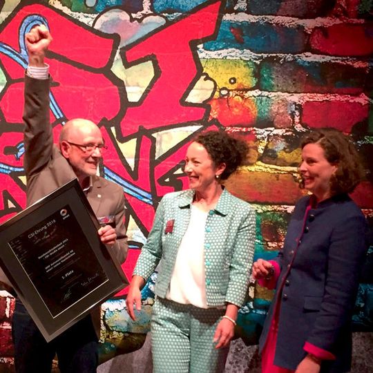 Uwe Conrad, Chef des Smart-Autohauses in Saarbrücken, freut sich mit seiner Mitarbeiterin Katrin Heinig und Ulrike Mönnich (re.) vom Mercedes-Benz Vertrieb Deutschland.(Foto:  Smart-Center Saarbrücken)