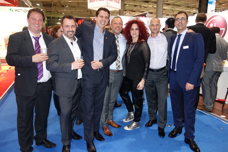 (v. l.) Oliver Wollny, api, Timo White und Kai Volmer. LG, Thomas Lantermann, api, Besa Agaj, IT-BUSINESS, Michael Vorberger, LG, und Andreas Printz, api (Bild: IT-BUSINESS)