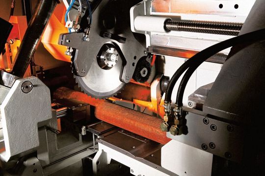 In the picture you can see inside the CNC-controlled, fully automatic Kastovariospeed production circular sawing machine.(Image: Casto)