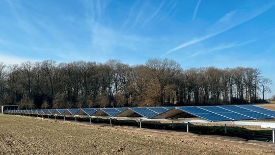 Insbesondere für Logistikstandorte, an denen keine PV-Dachanlage realisierbar ist, bietet sich ein (mobiles) Sonnenkraftwerk von Sun2fold an. Links im Hintergrund der Container, aus dem sich die Anlage entfalten lässt.(Bild:  Sun2fold)