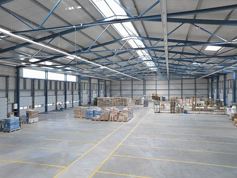 Firstlichtband, Lichtkuppeln und Wandlichtelemente an den Traufseiten sorgen für tageslichtähnliche Verhältnisse in der Halle. (Bild: Losberger)