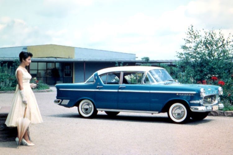 Der Opel Kapitän P 2,5 (P = Panoramascheibe) kam 1958 heraus und gab sich mit Heckflossen und Panoramascheiben sowie reichlich Chromzierrat überaus amerikanisch. Viele Kunden kritisierten den schlechten Einstieg in den Fond und die schlechte Sicht nach hinten, bedingt durch das stark heruntergezogene Dach und um die Ecke gezogene Panoramascheibe. Deshalb löste Opel den „P1“ nach nur einem Jahr wieder ab. (Foto. Opel)