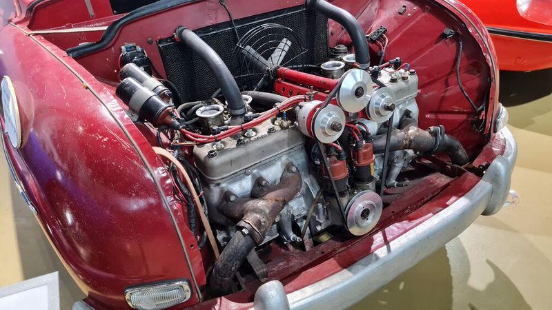 Diese Anordnung verhalf dem Wagen zu circa 138 PS (103 kW) und einer Höchstgeschwindigkeit von 196 km/h. Das geringe Gewicht und die „Tropfen“- oder Tragflächenform der Karosserie führten dazu, dass das Heck bei Höchstgeschwindigkeit dazu neigte, in die Luft zu gehen. Das hohe Drehmoment in Verbindung mit dem Vorderradantrieb führte hingegen zu starkem Untersteuern . Es war die Kombination aus immenser Leistung und schlechtem Handling, die dem Wagen den Namen „ Monster“ einbrachte. (Bild: Autoren-Union Mobilität/Michael Kirchberger)