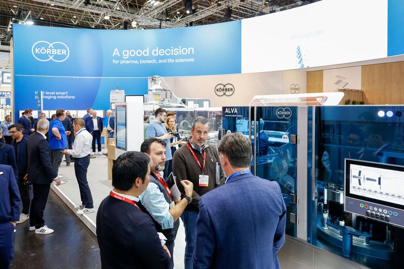 Auf der Interpack 2026 präsentierte Körber zwei Innovationen für flexible Produktionslösungen in der Pharmaindustrie: Die vollautomatische Inspektionsmaschine ALVA ist speziell für High Mix Low Volume (HMLV)-Anwendungen konzipiert und ermöglicht schnelle Formatwechsel bei kleinen Chargen – ideal für klinische Studien, personalisierte Therapien und CDMO-Umgebungen. Die SPE6-P2 Stickpack-Linie verbindet Primär- und Sekundärverpackung in einem durchgängigen Prozess und verarbeitet Pulver, Granulate sowie flüssige Medien bei hoher Produktivität. Beide Lösungen sind Teil des Körber-Ökosystemansatzes, der Maschinen, Software und Services nahtlos integriert und auf Konnektivität, Rückverfolgbarkeit und Pharma 4.0 ausgerichtet ist. (Bild: Messe Düsseldorf / Tillmann)