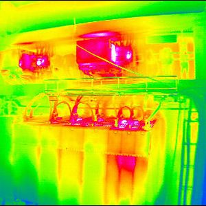 Mittels IR-Thermografie werden Oberflächentemperaturen der im Schaltschrank installierten Komponenten mit einer Infrarot-Kamera erfasst. Werden dabei Bereiche mit deutlich erhöhter Temperatur (sogenannte Hotspots) lokalisiert, soll dies auf eine Unterversorgung der betreffenden Regionen mit Kühlluft hindeuten.