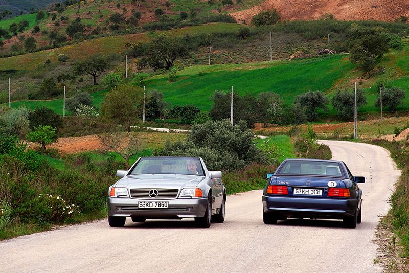 Seine moderne, aber keineswegs modische Linie mit angedeuteter Keilform wies 1989 so weit in die Zukunft, dass der Mercedes SL der Baureihe R 129 die Idee des Luxus-Roadsters bis ins 21. Jahrhundert beschleunigte. (Bild: Daimler)