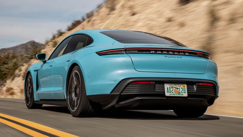 Bei den Vordersitzeinheiten des Taycans gibt es offenbar einen Konstruktionsfehler.(Bild:  Porsche)