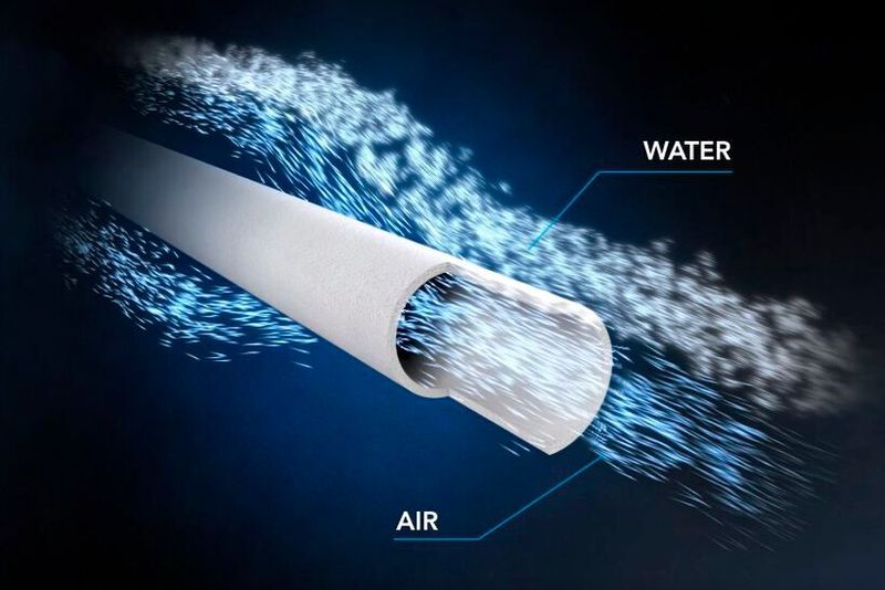 Feuchte Ansaugluft beeintächtigt den Luftwiderstand des Filters nicht, Wassertröpfchen können die hydrophoben Fasern nicht benetzen und gelangen nicht auf die Reinluftseite. (Bild: UFI)