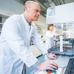 Im Labor: Prof. Dr. Markus Nöthen, Direktor des Instituts für Humangenetik des Universitätsklinikums Bonn