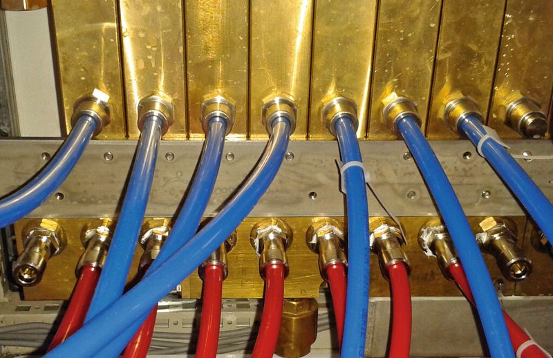 Bild 1: Die Umrüstung auf Steckverbindungen von Eisele bei der Ku¨hlwasserversorgung kann in einer Anlage bis zu 80 % der Montagekosten einsparen. (Bild: CW Service)