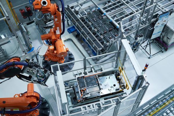 Elektro-Komponenten-Fertigung in Dingolfing für Plug-in-Hybridfahrzeuge.  (BMW)