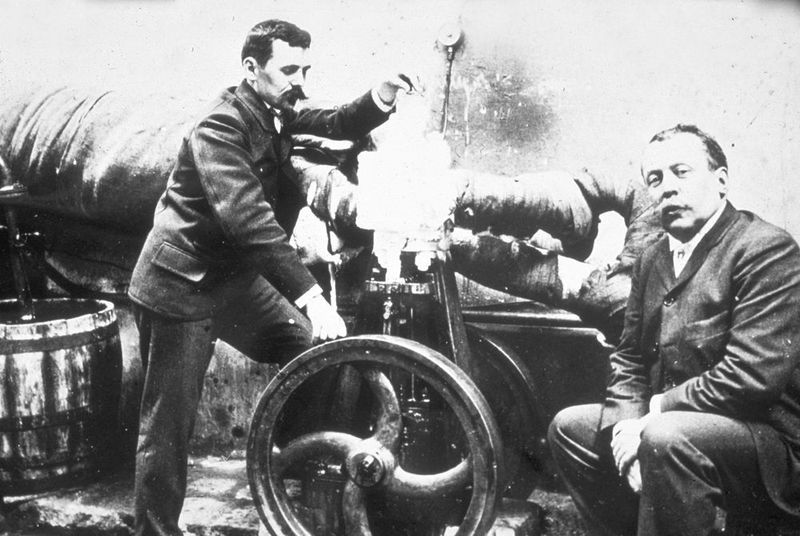 Abb. 1: Pioniere der Luftzerlegung: Air Liquide-Gründer George Claude und Paul Delorme im Jahr 1902 mit ihrer ersten Luftzerlegungsanlage.  (Air Liquide)