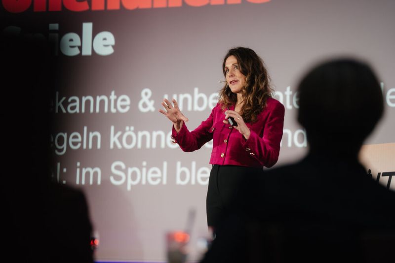 Die Opening-Keynote hielt Anja Förster mit dem inspirierenden Titel „Anstiftung zum Andersdenken“. (Bild: Manuel Emme Fotografie)