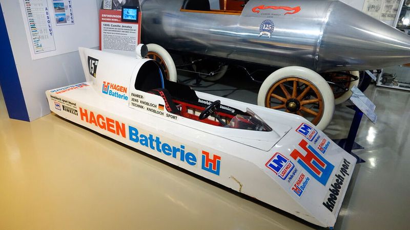 Das Hagen „Elobil“ ist ein von der Firma W. Knobloch in Kassel gebautes Elektro-Rennfahrzeug, das 1961 mehrere noch heute bestehende Geschwindigkeitsrekorde fuhr, unter anderem als erstes E-Fahrzeug über 200 km/h. Die Beschleunigung von 0 auf 100 km/h: 3,5 Sekunden (Bild: Dominsky – VCG)