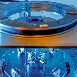 Der gesamte Versuchsaufbau: Vier Laser (unten Mitte) werden über Umlenkspiegel in das Harz (oben) fokussiert. Dort treffen sie sich in einem Punkt und härten das Harz aus. (Bild:  Thilo Schmülgen)