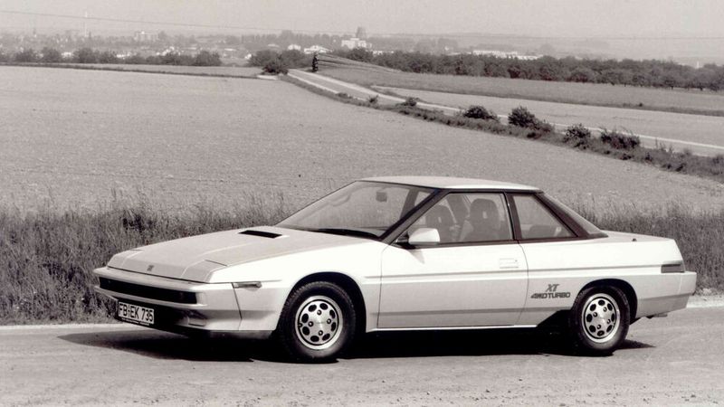 Mit 4,51 Meter Länge ist der Subaru keineswegs kurz geraten. Kein Wunder, schließlich wurde der XT wurde in den Vereinigten Staaten für den US-Markt konzipiert und feierte daher auch sein weltweites Debüt. Die zweite Serie gab es in Nordamerika in Form zwei Modellen: dem Basismodell GL mit vier Zylindern und dem neuen Modell XT6 mit sechs Zylindern. Eine spezielle „30th Anniversary“-Version wurde 1988 produziert und auf 30 Exemplare limitiert. Diese Version hatte eine weiß-goldene Lackierung mit „30th Anniversary“-Seitenaufklebern und eine rote Innenausstattung. (Bild: Subaru)