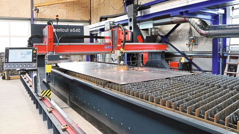 Der 23 m lange Gurtfördertisch trägt die Portale für den Plasma-und den Autogenbrenner und minimiert den Aufwand für Wartung.   (ERL Automation)