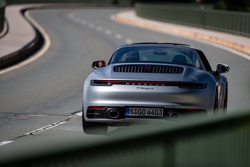Die gewaltige Panoramascheibe besteht aus beheizbarem Verbundglas. (Bild: Auto-Medienportal.Net/Porsche)