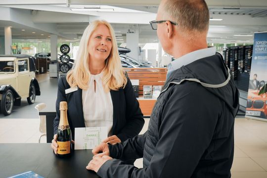 Melanie Hofstetter, CRM-Managerin im Autohaus Freese, sucht das Gespräch mit Kunden und Mitarbeitern gleichermaßen.(Bild:  Freese)