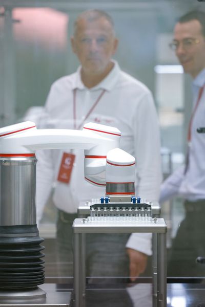 Mit der „ORBITA-L“ zeigte Marchesini hinter geschlossenen Türen eine neue Lösung für die Abfüllung ophtalmischer Arzneimittel. Auch eigens entwickelte Sechs-Achs-Roboter der Gruppe wurden ausgestellt. (Bild: Messe Düsseldorf / Tillmann)