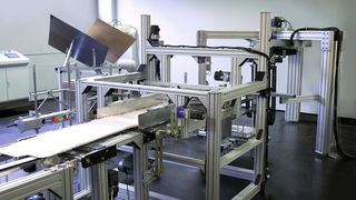 Bisher nur manuell gelöst – jetzt automatisiert: Das Zusammenschieben, Aufnehmen und Verpacken der Faltschachteln in Versandkartons.  (Bild: Mitsubishi Electric)