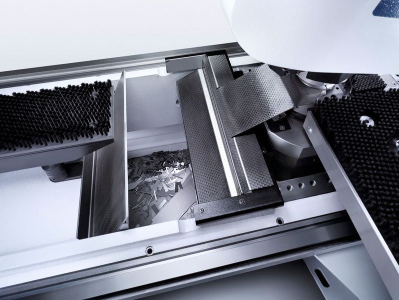 Alle Teile bis 500 mm Seitenlänge, egal ob Gutteil oder Abfall, können über die Teileklappe ausgeschleust werden. Eine Weiche unterhalb der Teilerutsche trennt sie automatisch voneinander. Bild: Trumpf (Archiv: Vogel Business Media)