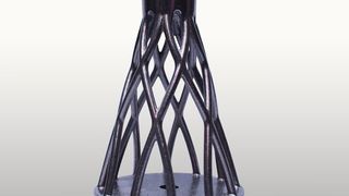 Das ist eine additiv gefertigte Halterung, die als Referenz für einen datenbasierten Zertifizierungsprozess genutzt wird. Auf der Rapid.Tech 3D stellt die TU Dresden den zugrundeliegenden Ansatz im Rahmen des Forum Wissenschaft vor. (Bild: IMA)