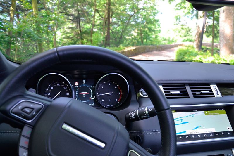 Auch die neue, offene Version des Evoque kann mit unzähligen Ausstattungs- und Zubehördetails individuell gestaltet und den persönlichen Wünschen angepasst werden. Auf der Zubehörliste steht unter anderem das „Incontrol Touch Pro“ mit 10,2 Zoll großen Touchscreen im Format 21:9 sowie mit einer Auflösung von 1.280 mal 542 Pixeln. Dies bedeutet gegenüber dem bekannten Acht-Zoll-Touchscreen einen Größenzuwachs um 80 Prozent. (Michel / »kfz-betrieb«)