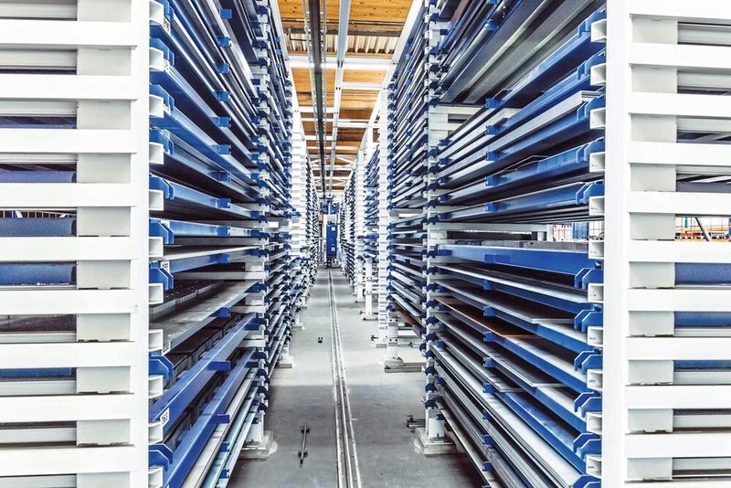 Das vollautomatisierte Stopa-Lager mit 400 Stellplätzen ist für Tim Ungerer eines der Highlights der umfangreichen Automatisierungsmaßnahmen.  (Bild: Trumpf)