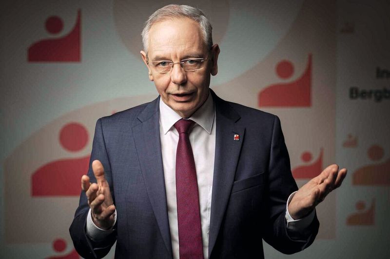Der Chef der Gewerkschaft IG BCE, Michael Vassiliadis, hatte eine rundum neu entwickelte Industriepolitik für Deutschland und Europa verlangt. Nur so ließen sich die nötigen Anreize für ökologisch tragfähige Investitionen sowie den Erhalt von Arbeitsplätzen schaffen – und weitere Abwanderungen etwa nach China oder in die USA verhindern.  (Bild: Helge Krueckeberg)