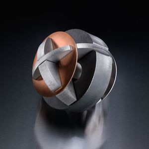 Ein alter Bekannter: Per Brightline fiber geschnittene unterschiedliche Metallkomponenten, die zu einem interessanten Briefbeschwerer kombiniert wurden.