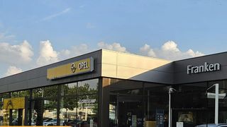 Das Autohaus Franken in Ansbach gehört bald zur Kummich-Gruppe, die mit Stellantis verbunden ist. Opel ergänzt insofern sinnvoll das Portfolio.  (Bild: Kummich)