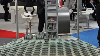 In Solarturmkraftwerken – hier ein Modell von Gemasolar – wird die Wärmeenergie in Salzschmelzen gespeichert. Sie können dadurch dann elektrische Energie erzeugen, wenn diese benötigt wird. (Bild: Isenburg)