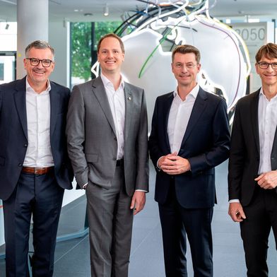 Der Vorstand der Lapp Gruppe (v. l.) CFO Jan Ciliax, CEO Matthias Lapp, CTO Hubertus Breier und CSO Dr. Christoph Hiller berichten einen vorläufigen Rekordumsatz von 2,3 Milliarden Euro für das Geschäftsjahr 2026. (Bild: Lapp)