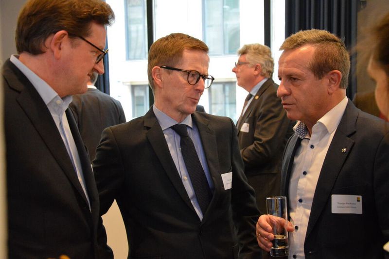 Die Präsentation war auch ein wichtiges Networking-Treffen für die Kfz-Branche. Im Bild (v. l.): Stefan Vorbeck, Vorstandsmitglied im Zentralverband Deutsches Kraftfahrzeuggewerbe (ZDK), Oliver Bohn vom Autohaus Kuhn und Witte (VW, Audi) und ZDK-Vizepräsident Thomas Peckruhn.  (Achter)