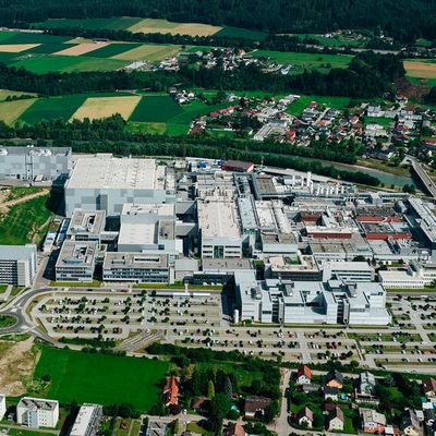 Infineon plans to invest around €1.1 billion in a high-volume 300 mm GaN manufacturing facility at its Villach site, with production scheduled to begin by the end of 2027. (Bild: Infineon)